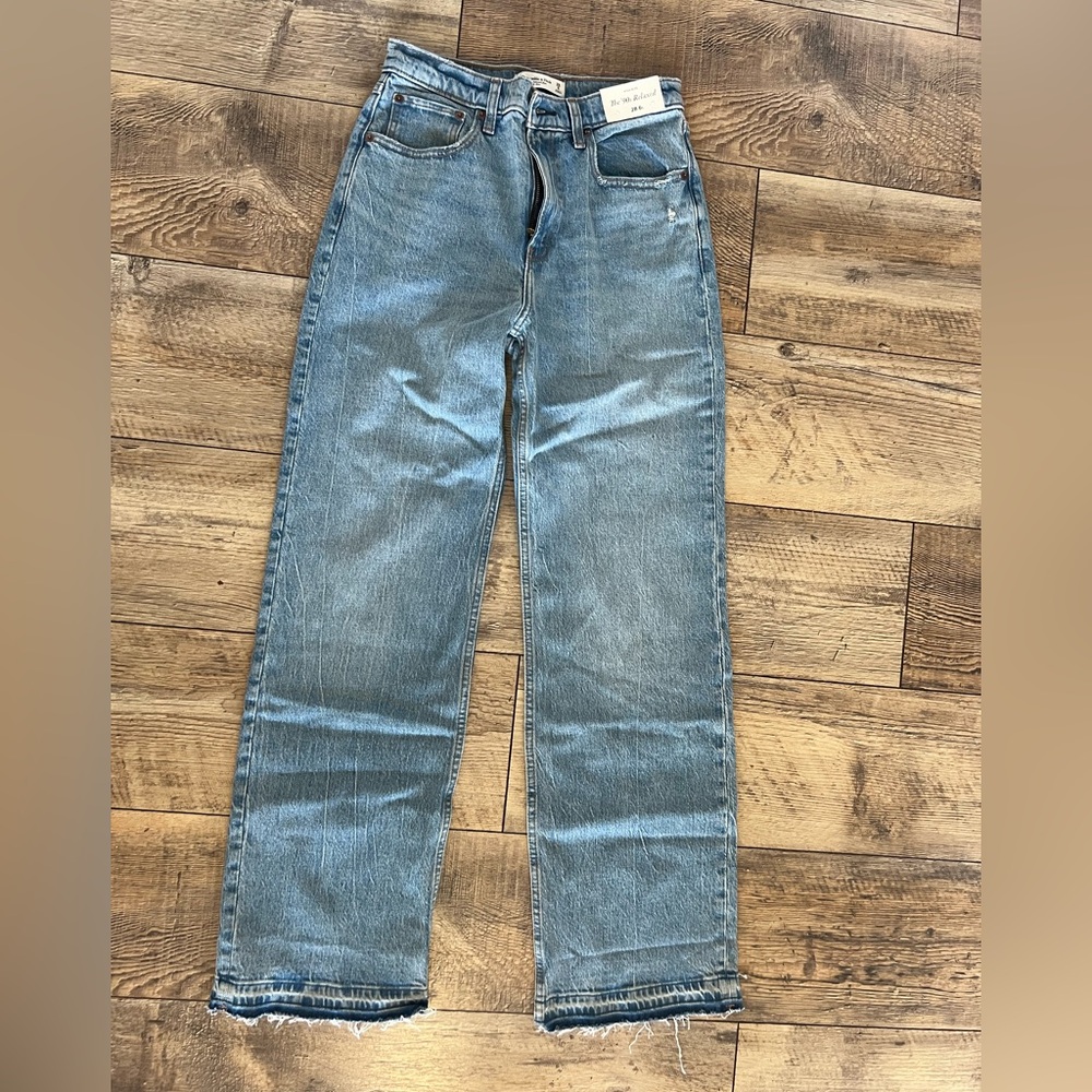 Abercrombiebie & Fitch High Rise The 90’s Relaxed Medium with Let Down Hem 28L